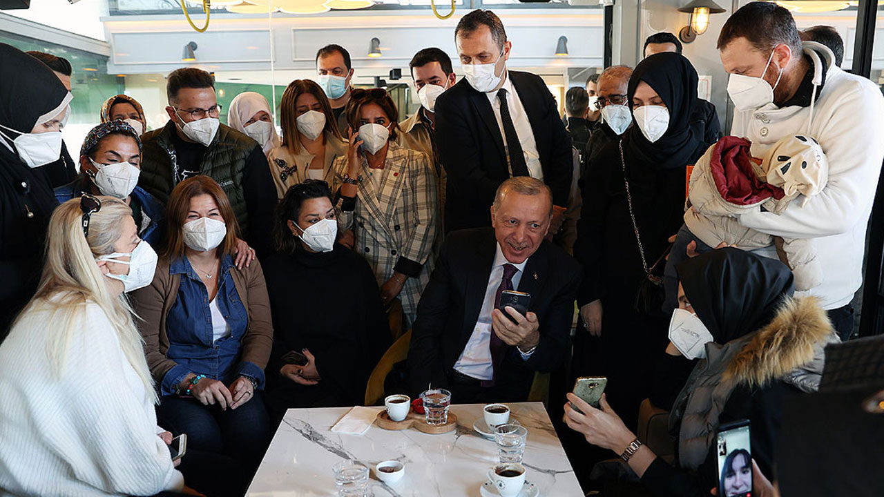 Cumhurbaşkanı Erdoğan Üsküdar'da vatandaşlarla buluştu: Gençlerden yoğun ilgi