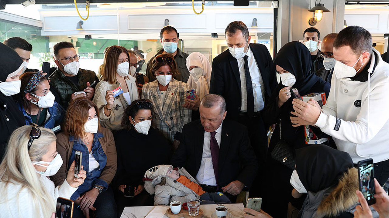 Cumhurbaşkanı Erdoğan Üsküdar'da vatandaşlarla buluştu: Gençlerden yoğun ilgi