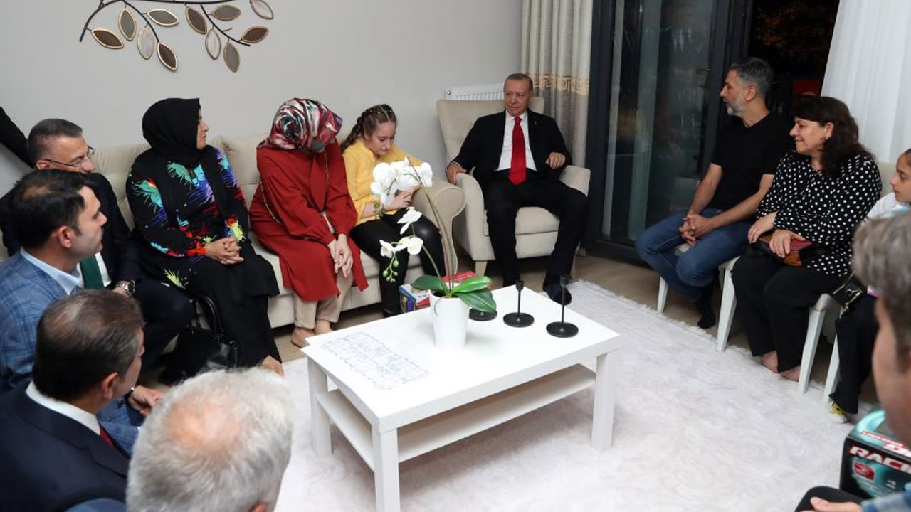 Vatandaşın davetini kıramadı: Erdoğan Esenler'de bir aileye konuk oldu