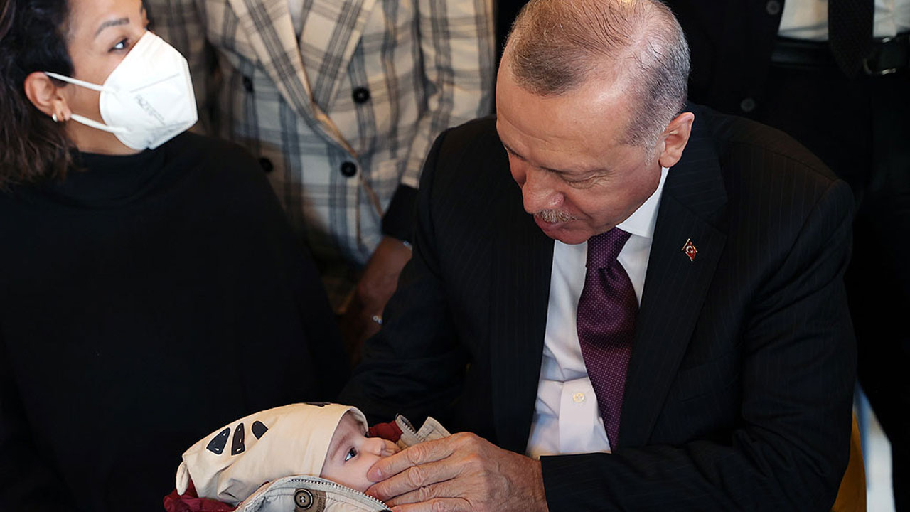 Cumhurbaşkanı Erdoğan Üsküdar'da vatandaşlarla buluştu: Gençlerden yoğun ilgi