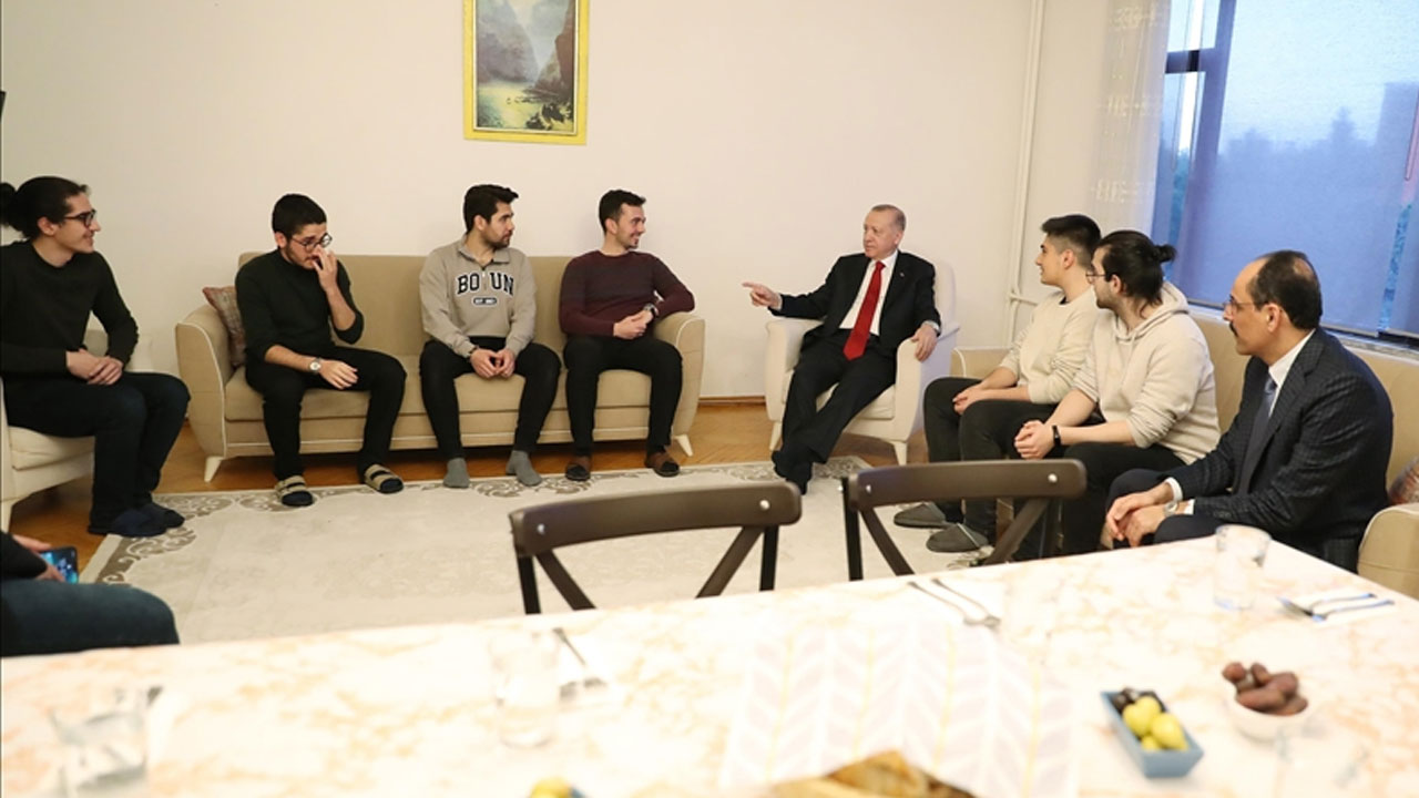 Erdoğan gençlerin sofrasında: İftarda öğrenci evine misafir oldu