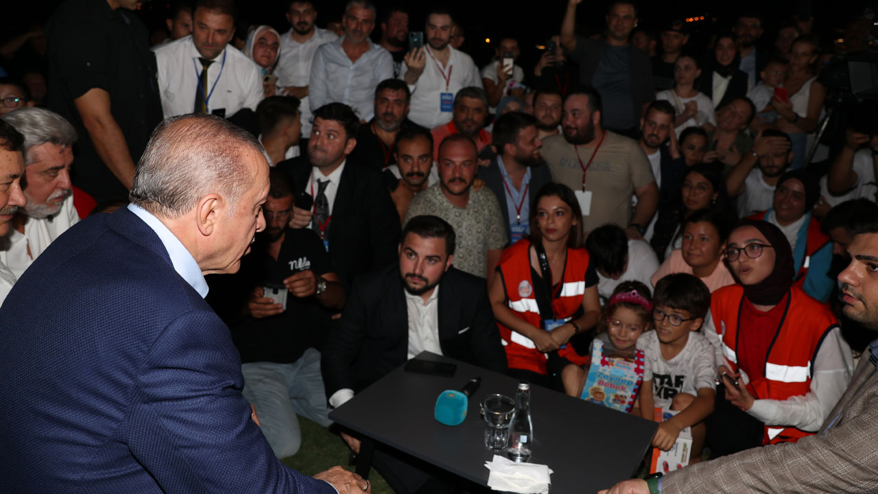 Cumhurbaşkanı Erdoğan sözünü tuttu: Gençlerle çayda buluştu