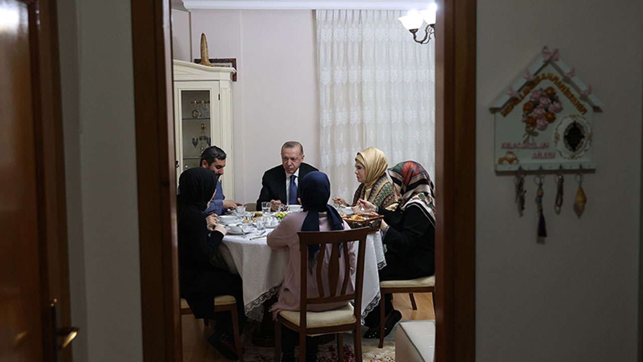 Cumhurbaşkanı Erdoğan vatandaşın sofrasında iftar açtı