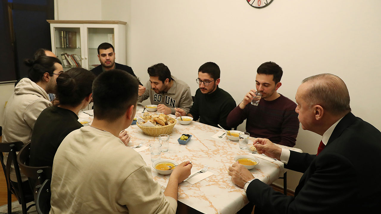 Erdoğan gençlerin sofrasında: İftarda öğrenci evine misafir oldu