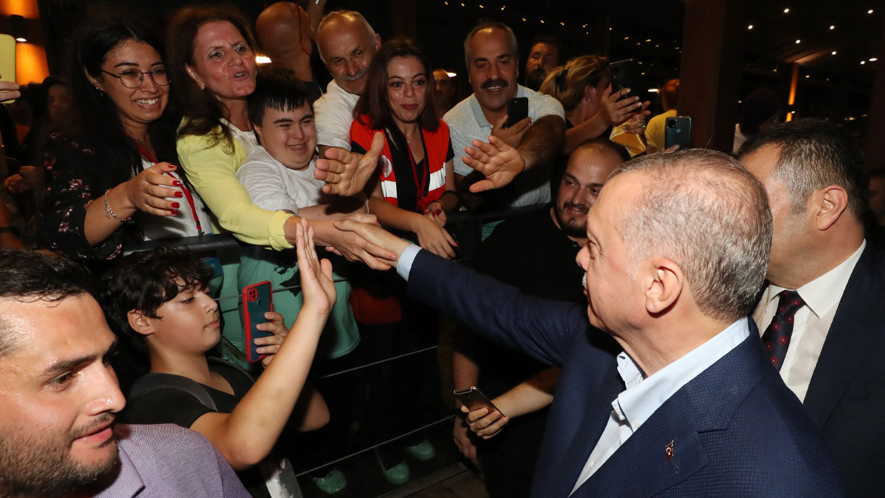 Cumhurbaşkanı Erdoğan sözünü tuttu: Gençlerle çayda buluştu