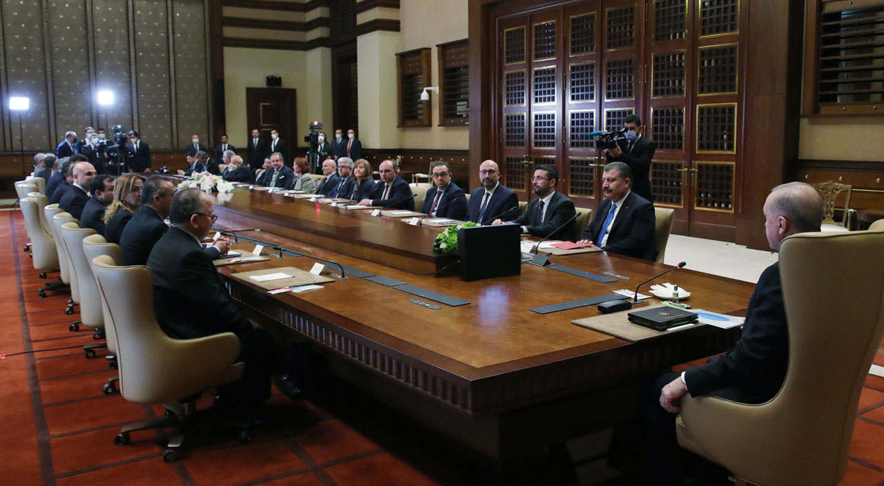 Bir dönem sona erdi! Cumhurbaşkanı Erdoğan açıkladı: Kapalı mekanda maske zorunluluğu kalktı