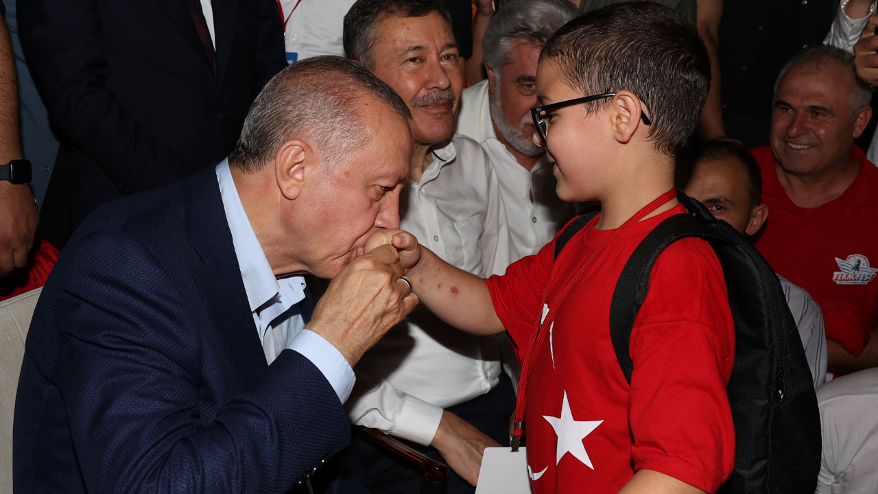 Cumhurbaşkanı Erdoğan sözünü tuttu: Gençlerle çayda buluştu