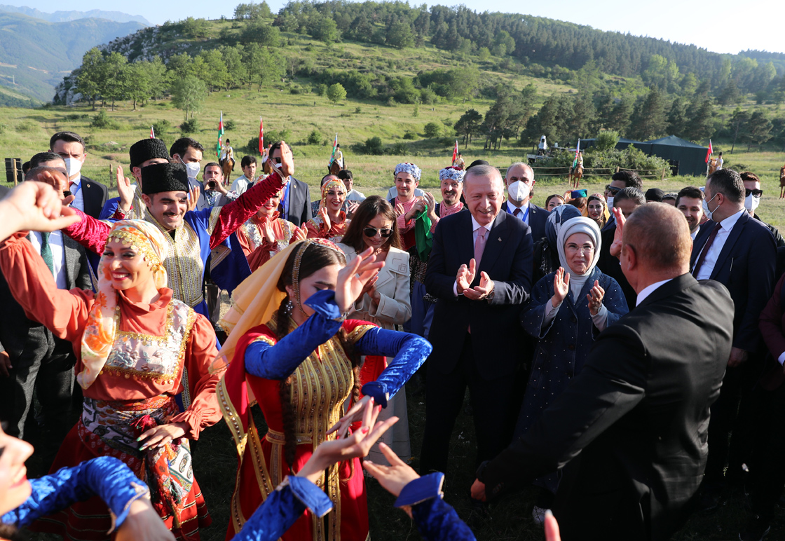 Erdoğan ile  Aliyev, Şuşa'da at yarışı izledi