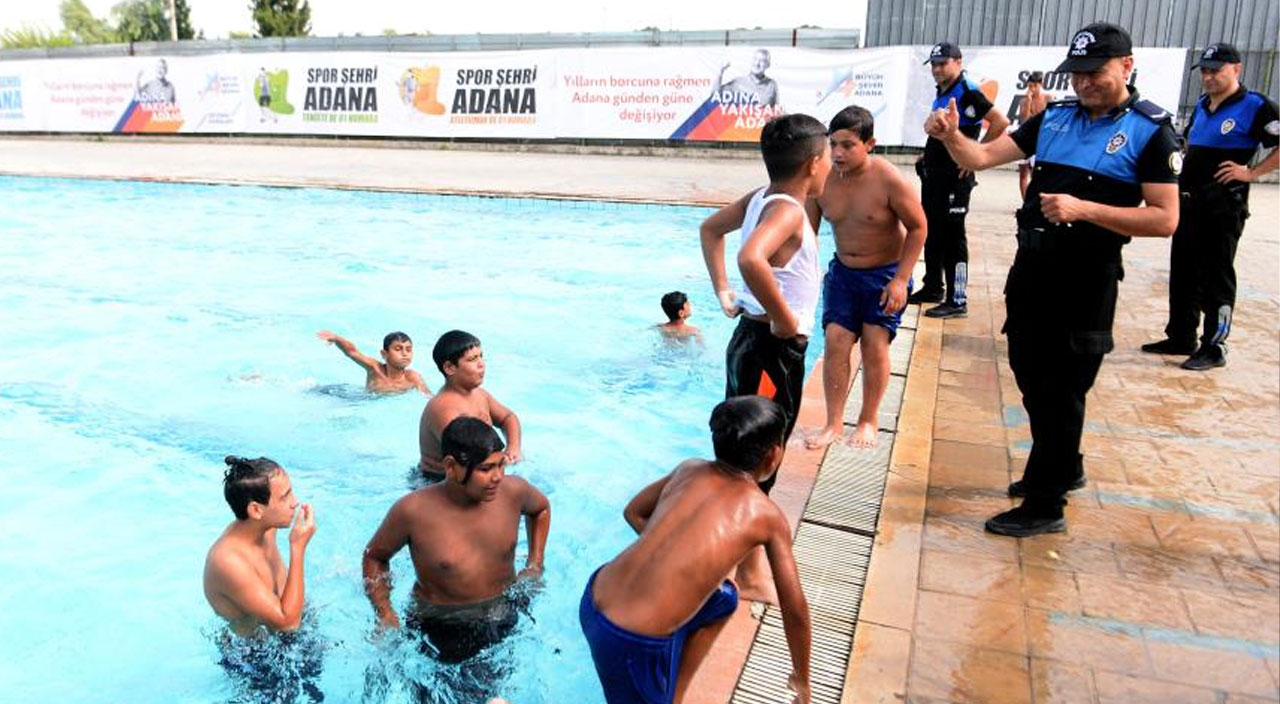 Serinlemek için sulama kanalına giren çocukları polis kurtarıp havuza götürdü