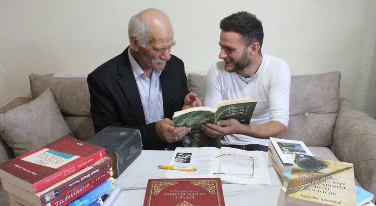 71 yaşındaki baba, oğluyla sınıf arkadaşı oldu