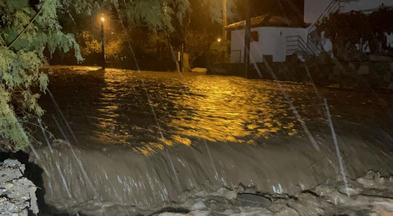 Bodrum'da sağanak yağış: Ev ve işyerlerini su bastı