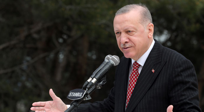 Çamlıca'da dev Türk bayrağı göndere çekildi