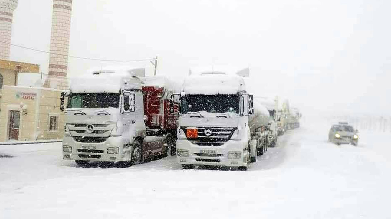 Kar yolları kapattı, yüzlerce araç mahsur kaldı