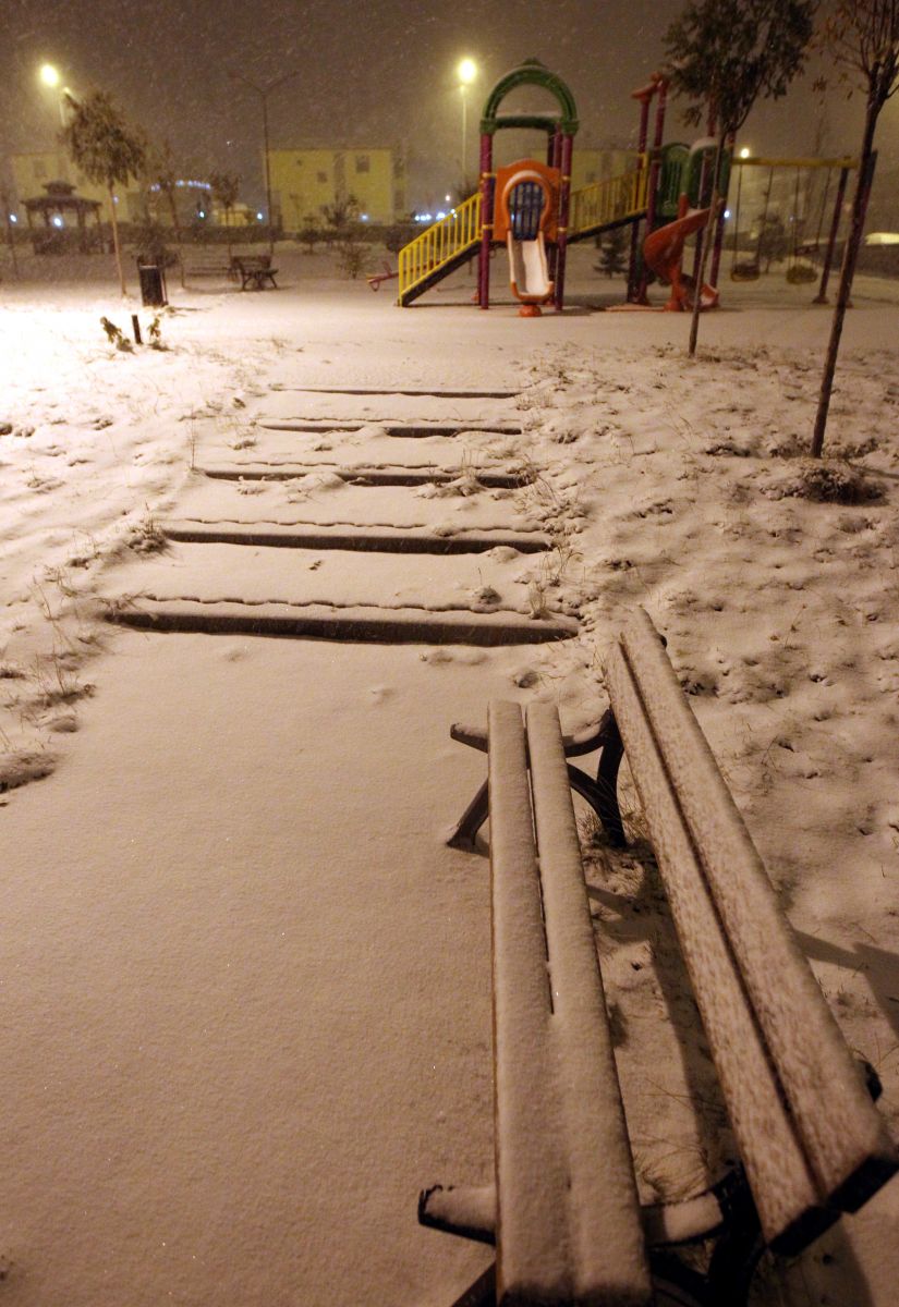 Kar yağışı Erzurum'u beyaza bürüdü
