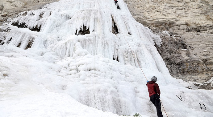 Erzurum'da uluslararası buz tırmanış festivali renkli görüntülere sahne oldu