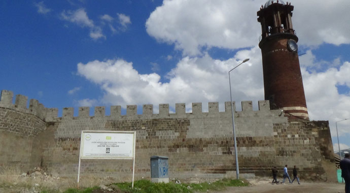 Erzurum’da tarihe saygısızlık