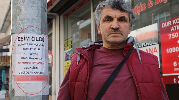 Sokaklara astığı ilanla eş arıyor