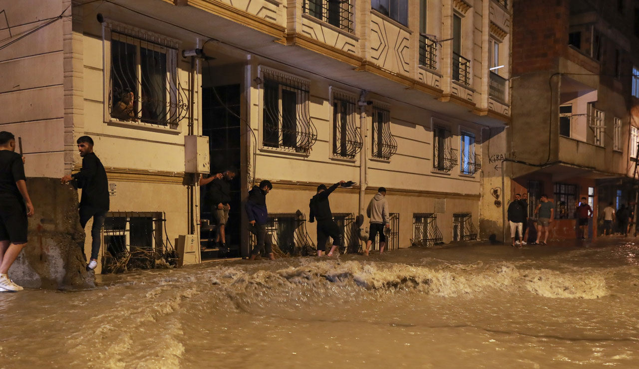 Şimşekler geceyi aydınlattı, İstanbul'da beklenen sağanak başladı