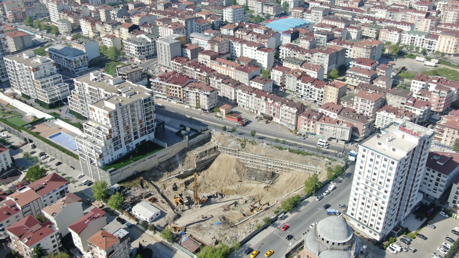 Esenyurt’ta mahalle sakinleri polis kontrolünde evlerine girmeye başladı