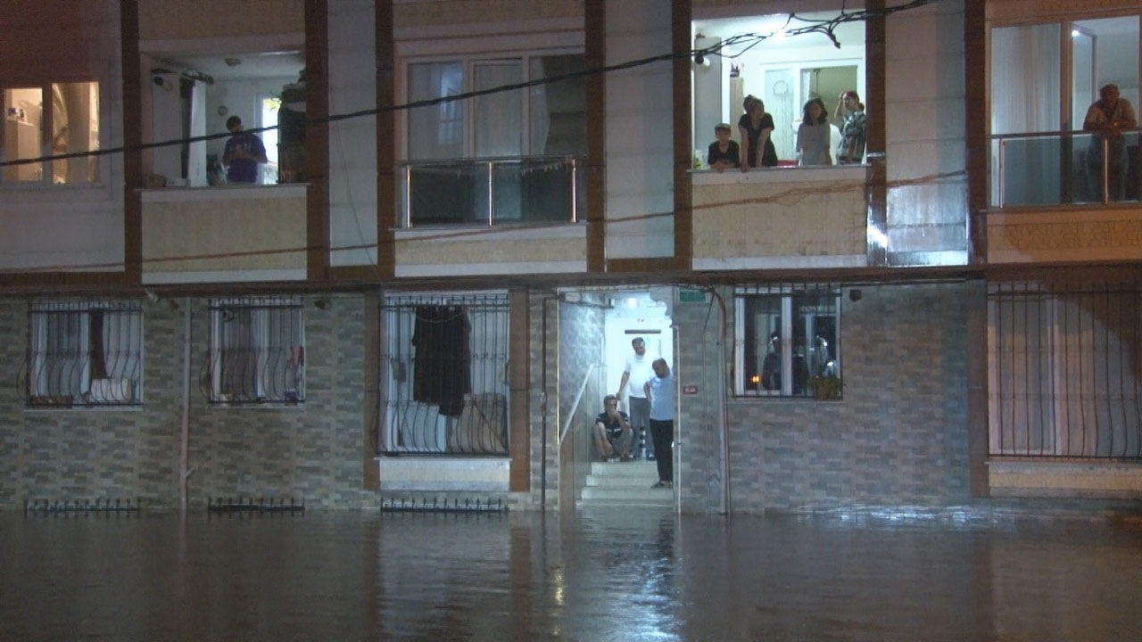 Şimşekler geceyi aydınlattı, İstanbul'da beklenen sağanak başladı