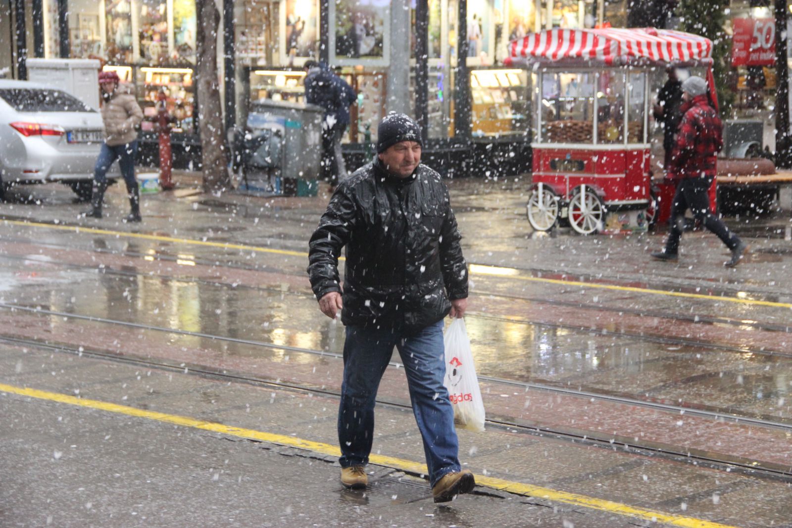 Eskişehir'de lapa lapa kar yağışı! Kısa sürede kenti beyaza bürüdü