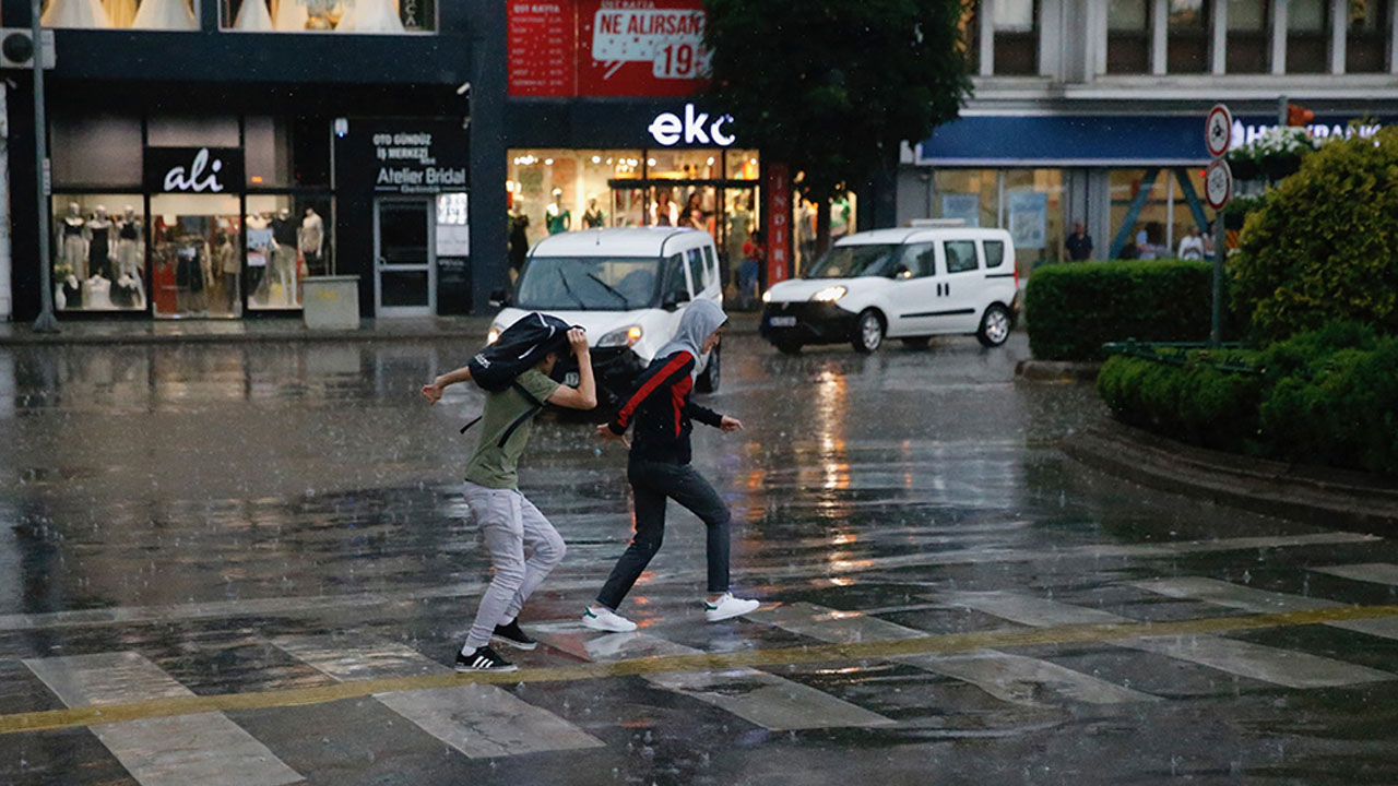 Dolu ve sağanak sokakları göle çevirdi: Araçlar mahsur kaldı