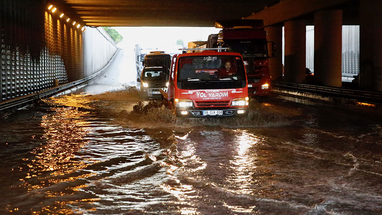 Dolu ve sağanak sokakları göle çevirdi: Araçlar mahsur kaldı