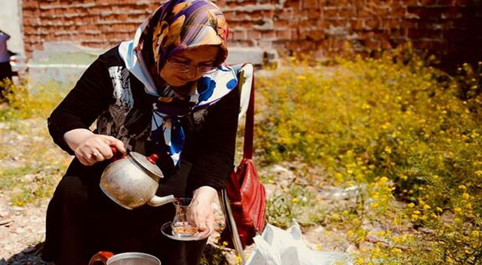 Böyle protesto görülmedi! 3 aydır boş arsada çay demliyor...
