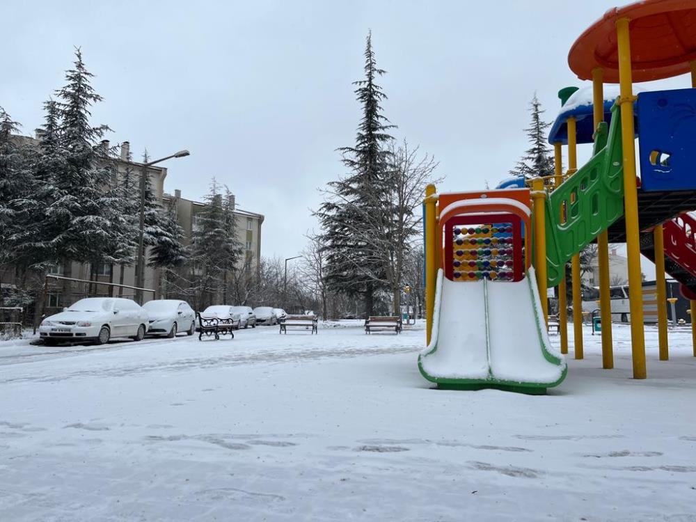 Dün gece başlayan kar şehri yeniden beyaza bürüdü, sıcaklıklar eksi derecelere indi