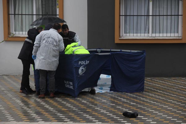 Esrarengiz ölüm! Oturmadığı apartmanın bahçesinde bulundu