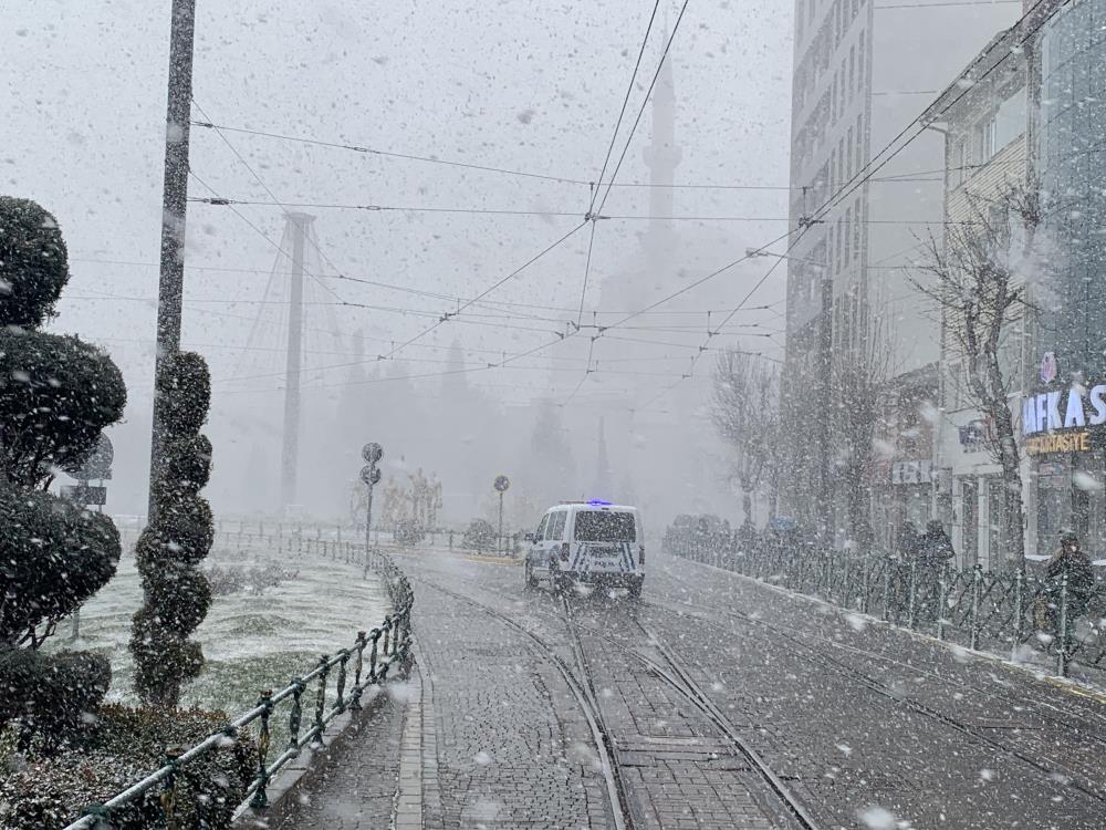 Eskişehir'de kar yağışı görenleri şaşırttı