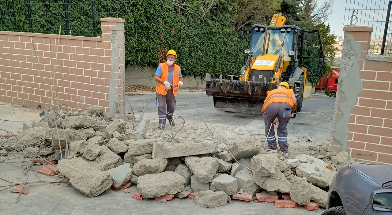 Site sakinlerinden kapı yıkımına tepki