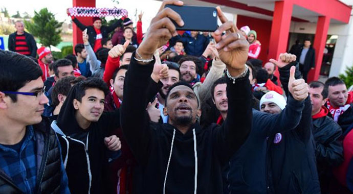 Protestoya geldiler! Eto’o'yu görünce... Protestoya geldiler! Eto’o'yu görünce...