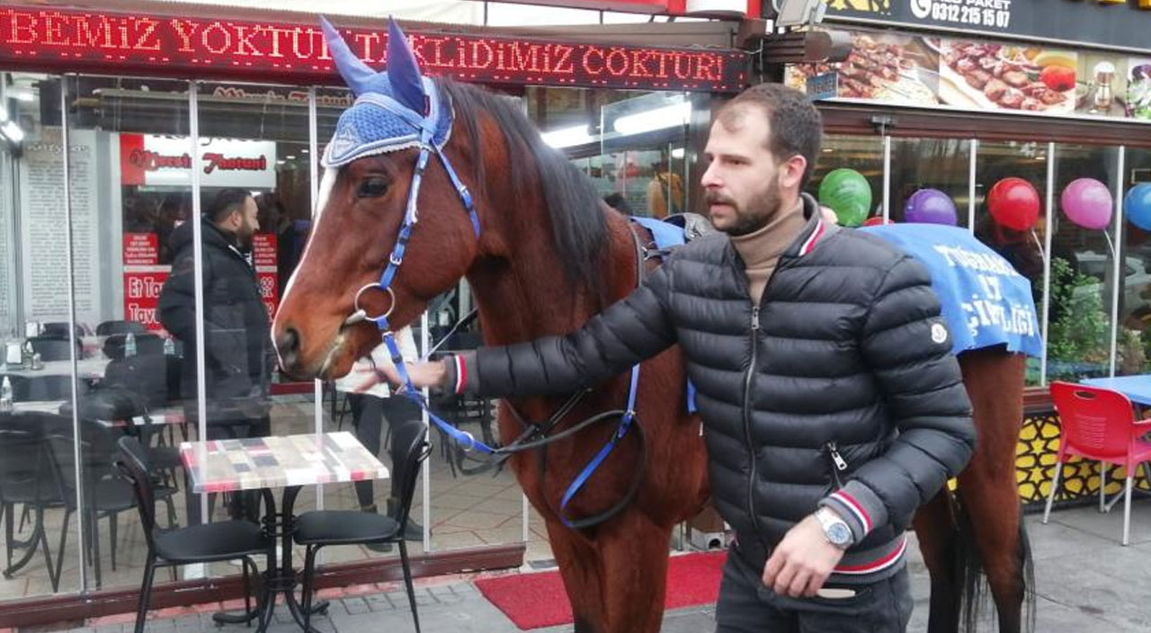 Ankara’da atlı kuryeler yemek siparişlerini teslim ediyor