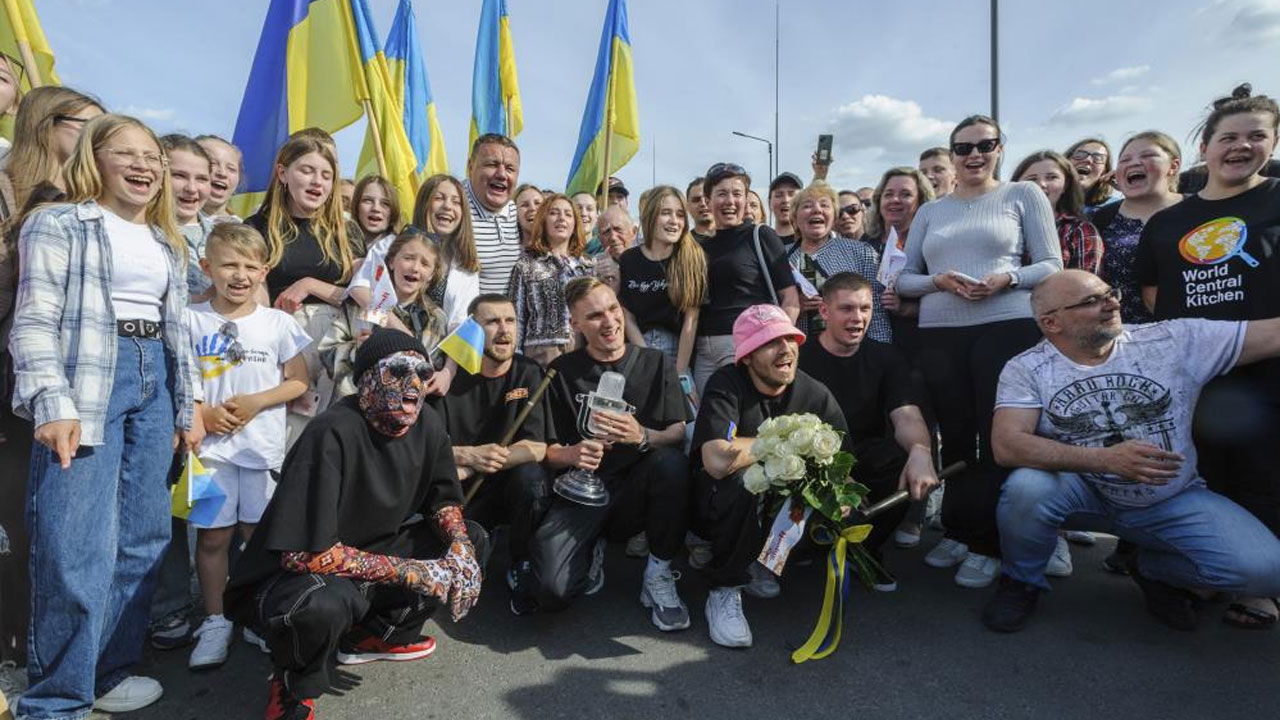 Eurovision birincisi Kalush Orchestra Kiev’e döndü: Kahraman gibi karşılandılar
