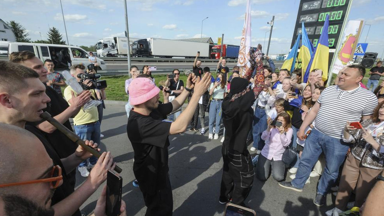 Eurovision birincisi Kalush Orchestra Kiev’e döndü: Kahraman gibi karşılandılar