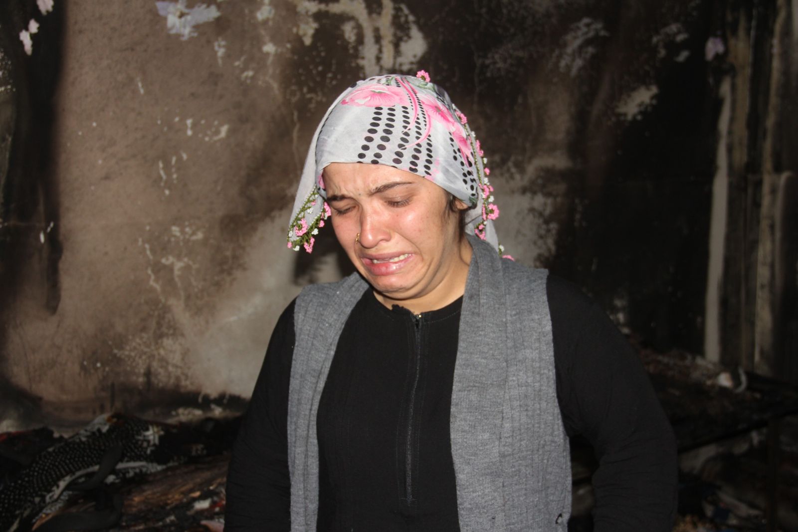 Genç kadının çaresizce ağlaması komşularını da ağlattı! 'Nasıl yapacağız bilmiyorum...'