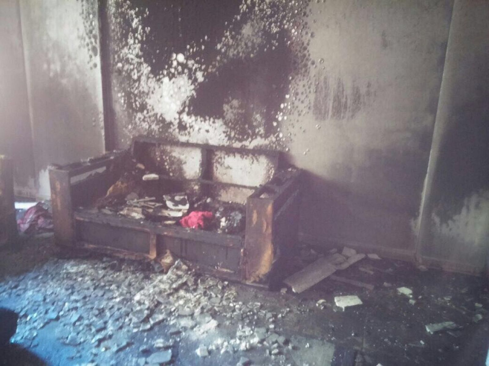 Şarjda unutulan telefon evi küle çevirdi