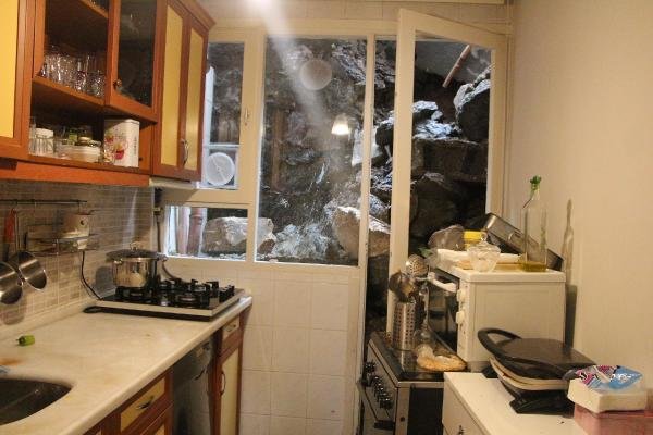 Bebek'te istinat duvarı evin üzerine çöktü