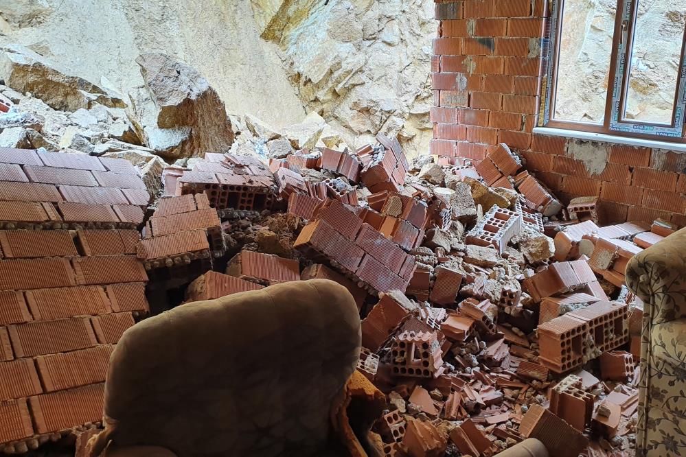 Koptu, yıktı, geçti