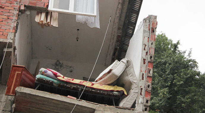 Yol genişleme çalışmasının ardından yağan şiddetli yağmur evi yıktı