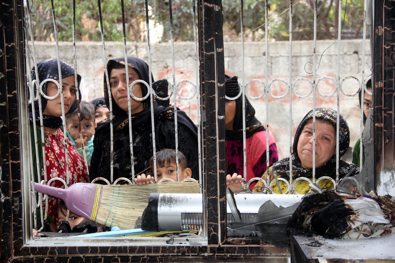 Genç kadının çaresizce ağlaması komşularını da ağlattı! 'Nasıl yapacağız bilmiyorum...'