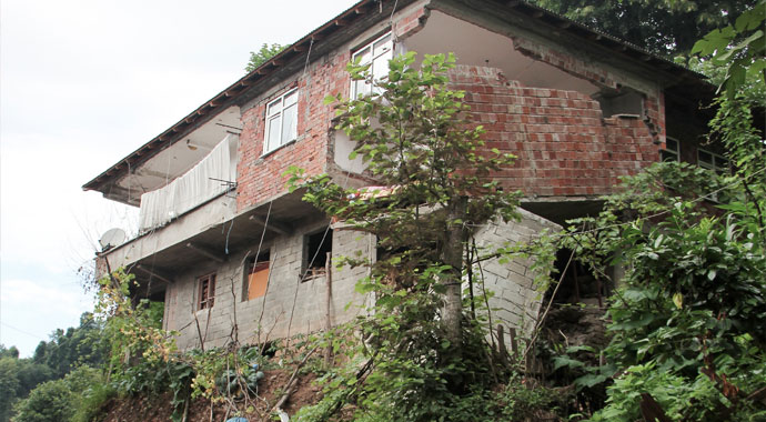 Yol genişleme çalışmasının ardından yağan şiddetli yağmur evi yıktı