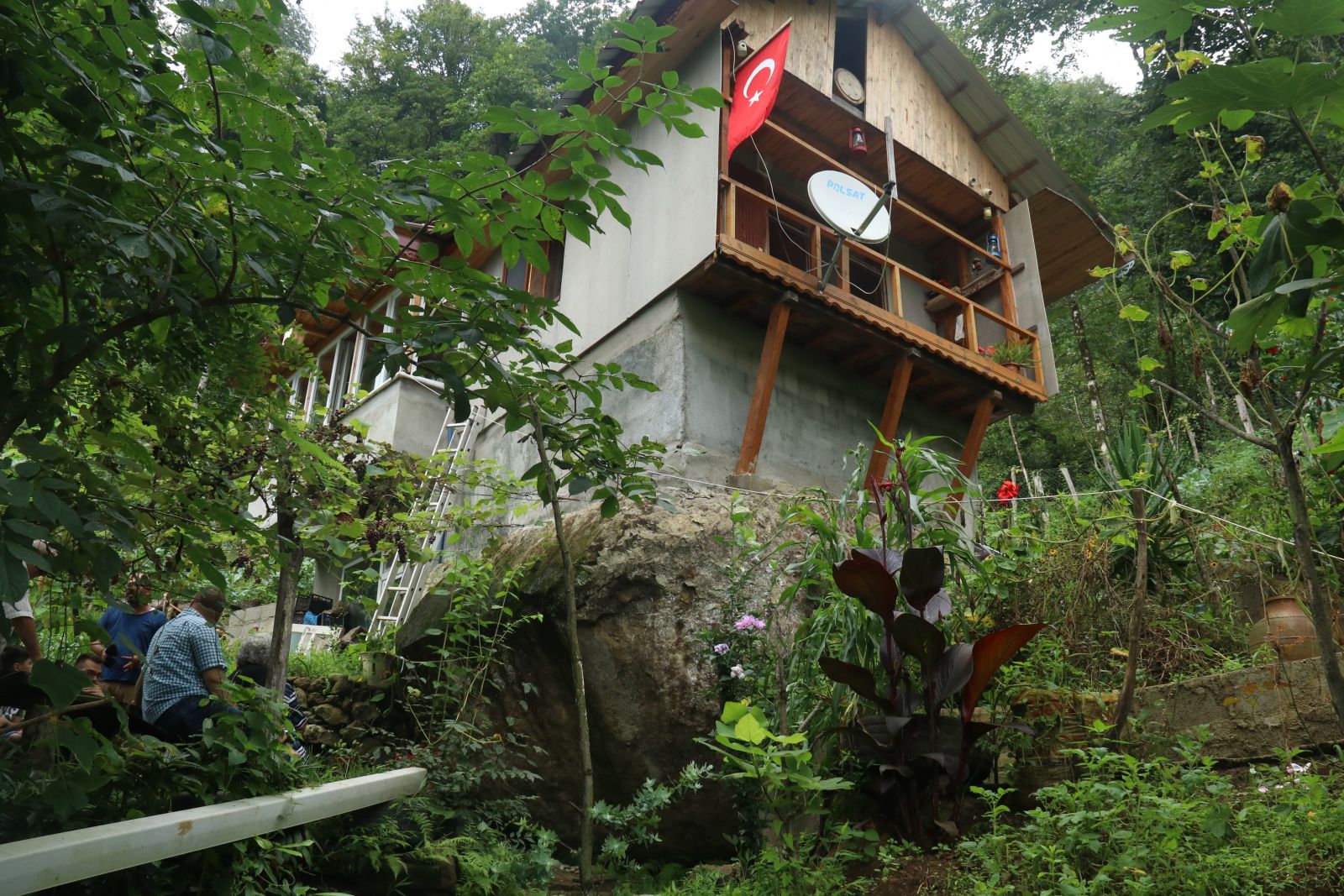 Arazisin de yer bulamayınca, çareyi kayanın üzerine ev yaparak buldu!