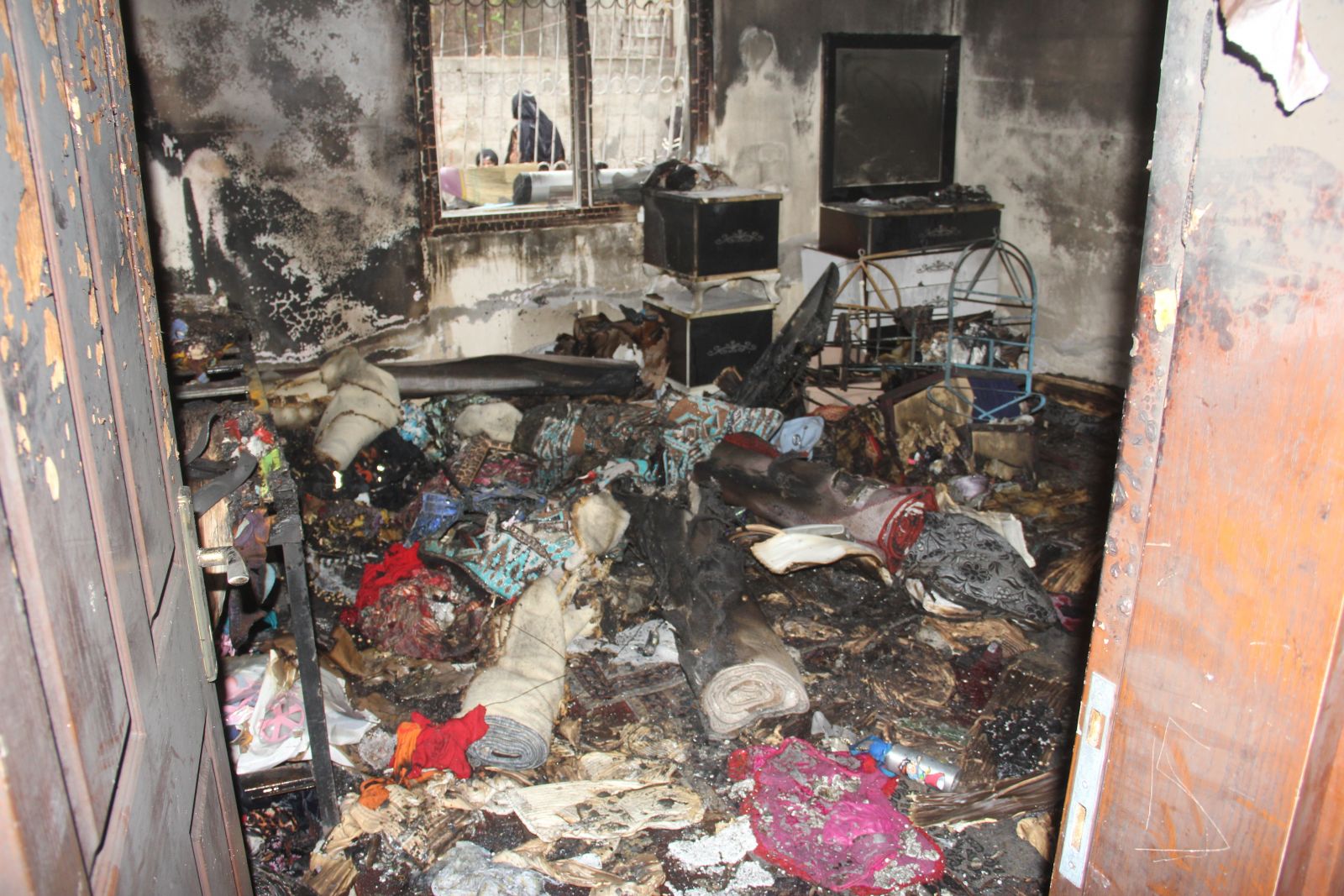 Genç kadının çaresizce ağlaması komşularını da ağlattı! 'Nasıl yapacağız bilmiyorum...'