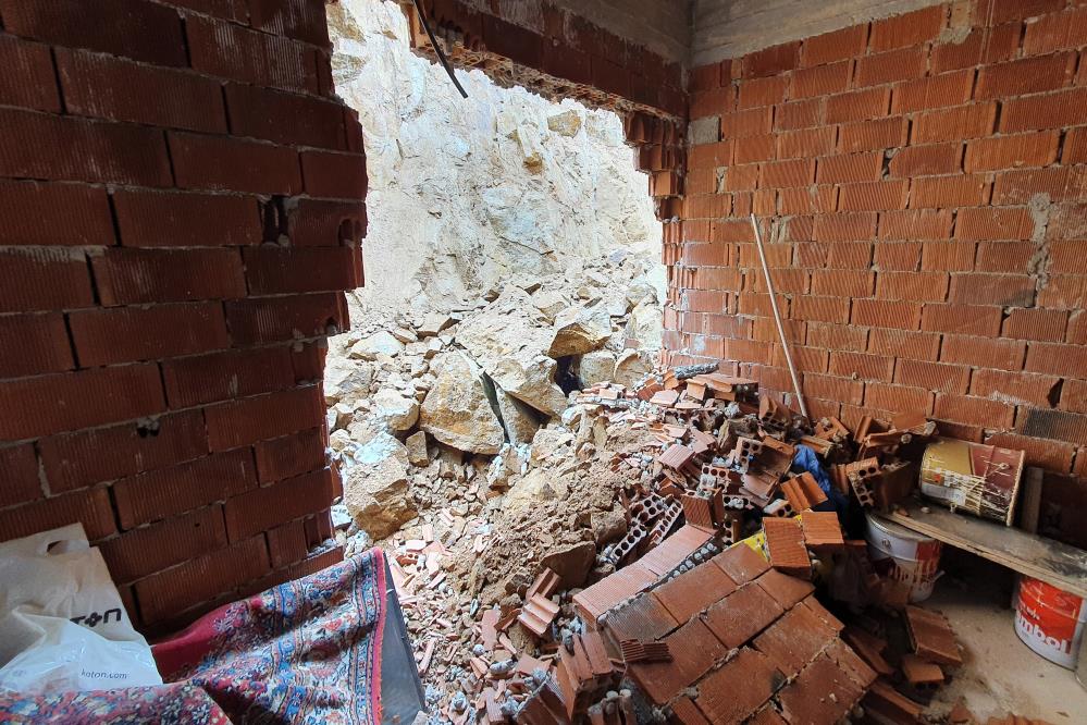 Koptu, yıktı, geçti