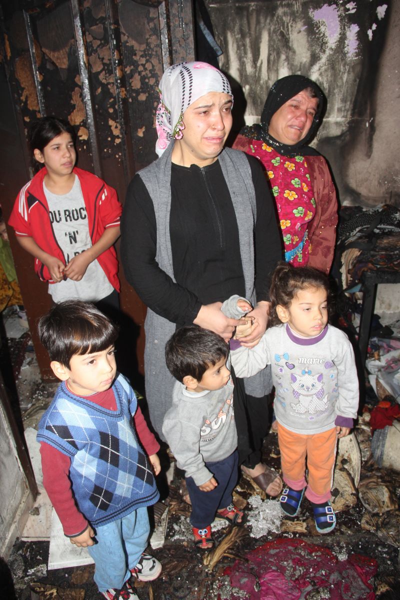 Genç kadının çaresizce ağlaması komşularını da ağlattı! 'Nasıl yapacağız bilmiyorum...'