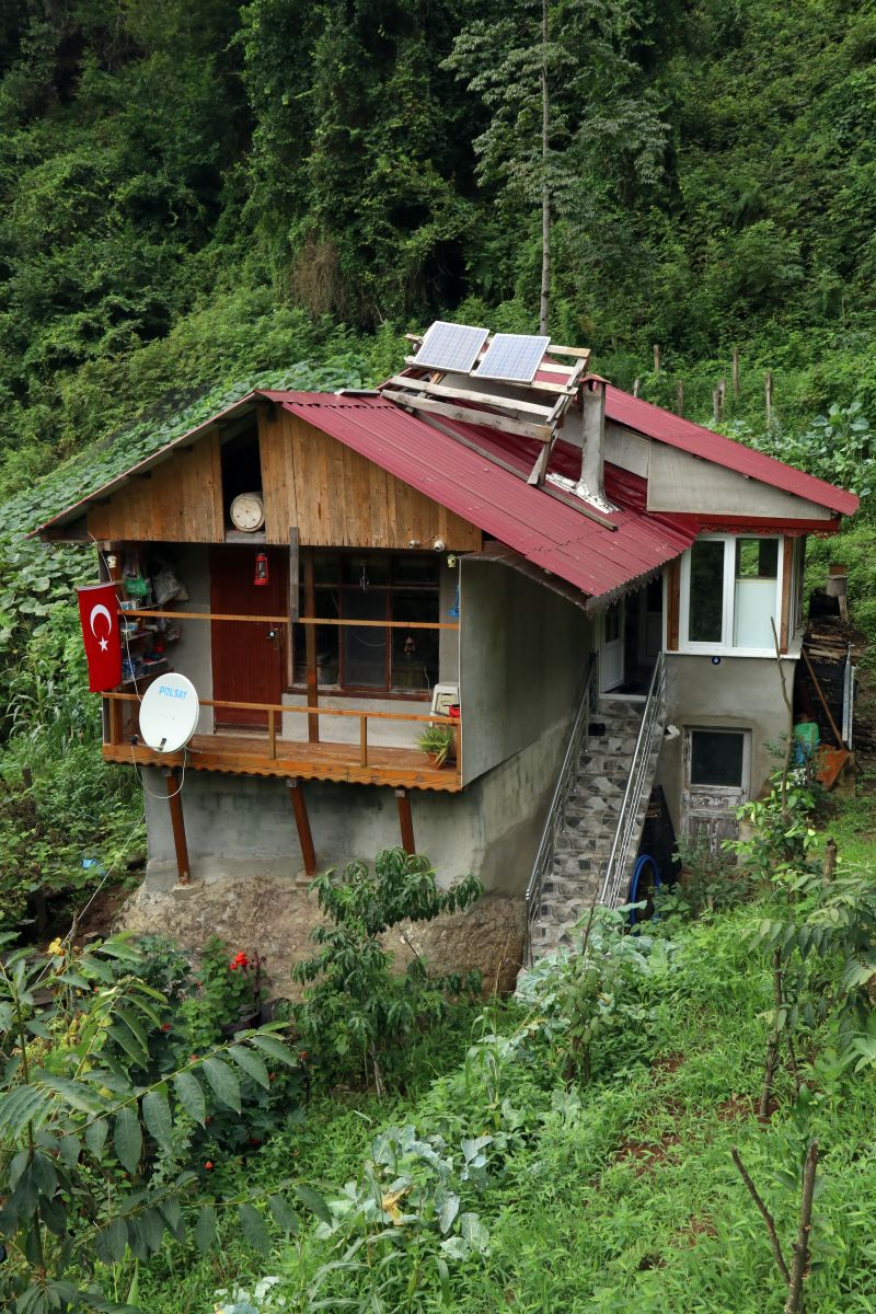 Arazisin de yer bulamayınca, çareyi kayanın üzerine ev yaparak buldu!
