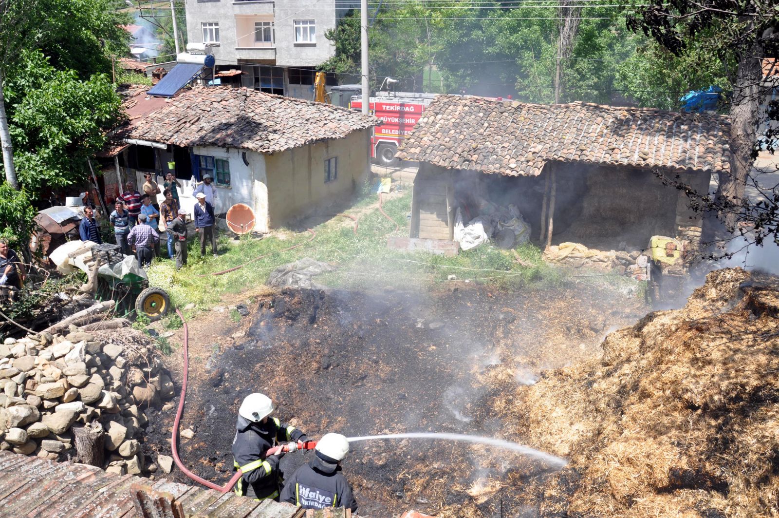 Yürek burkan an! Yangını gözyaşlarıyla izledi