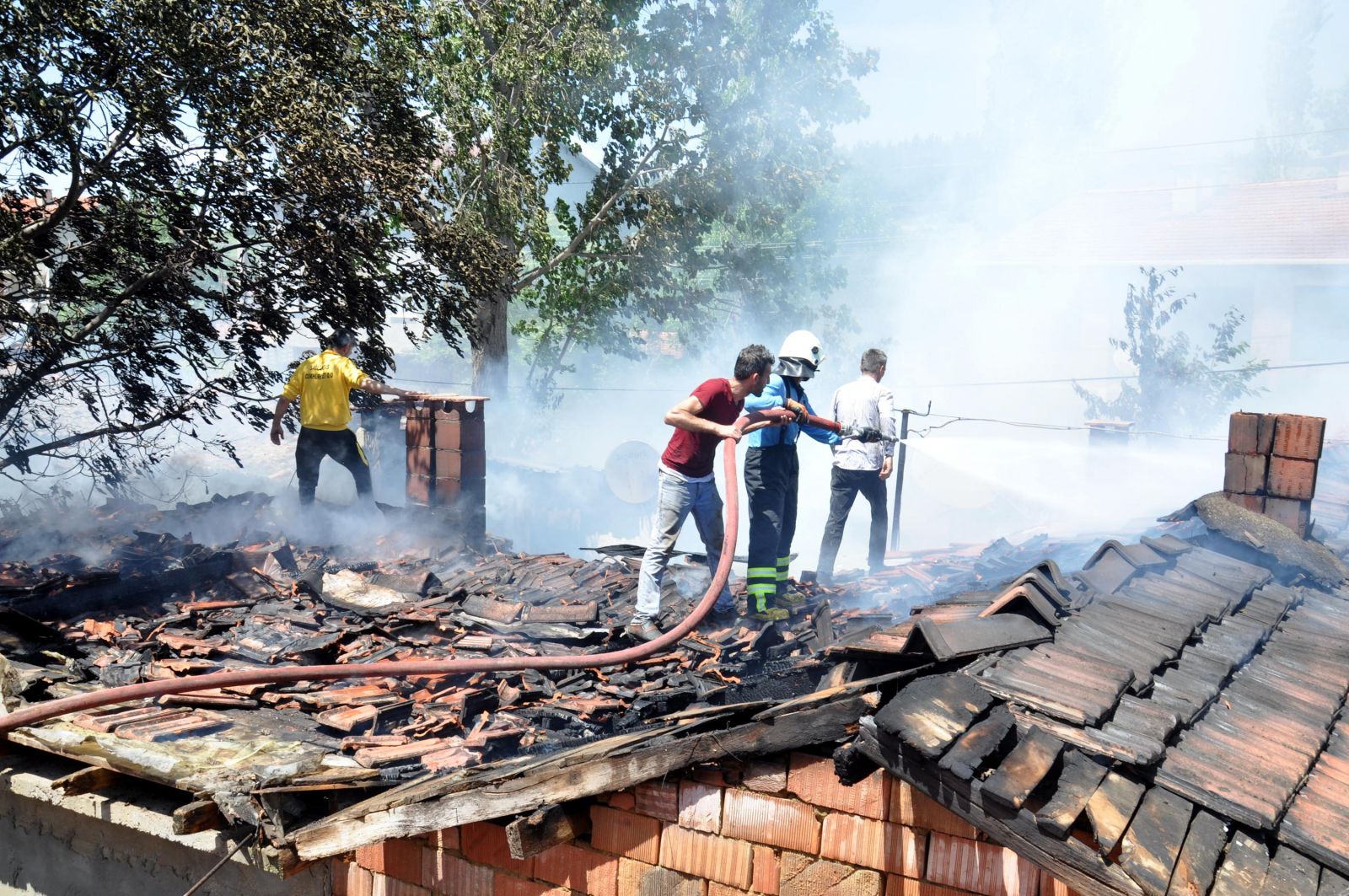 Yürek burkan an! Yangını gözyaşlarıyla izledi